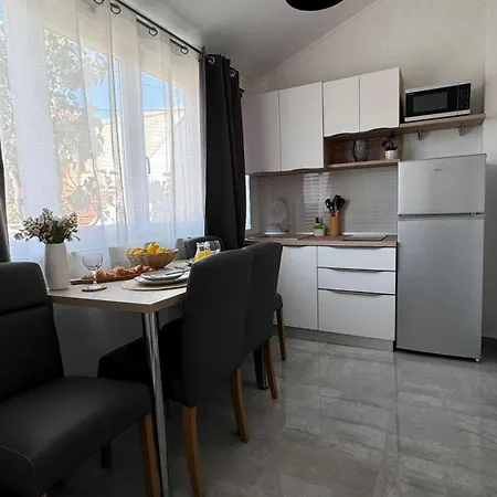 Elegant With Garden Terrace 아파트 트로기르