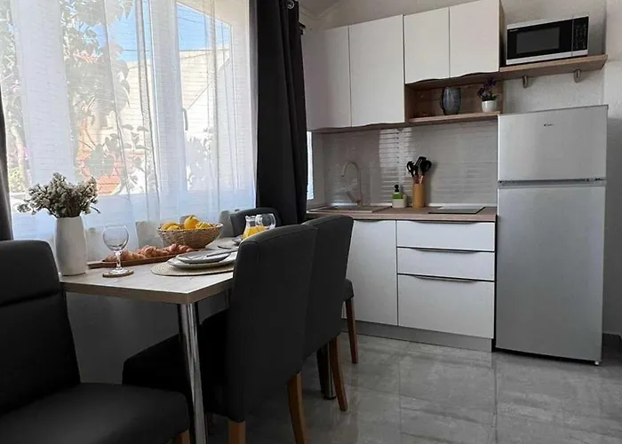 Elegant With Garden Terrace 아파트 트로기르